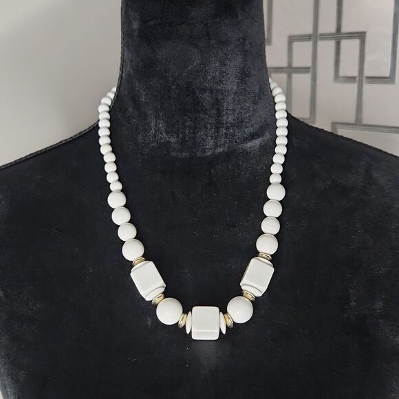 Classic White Beaded Necklace – Elegant & Timeless Design - Picture 1 of 4